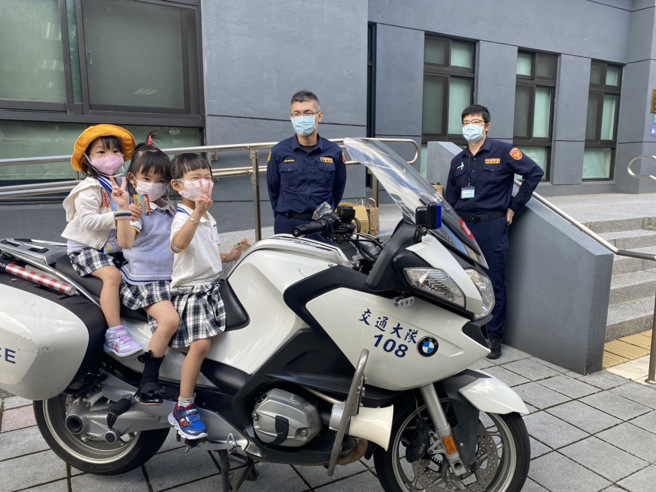 小小波丽士们用心听取警察有关执行保护民眾的勤务、交通安全及妇幼安全宣导。(林口分局提供)