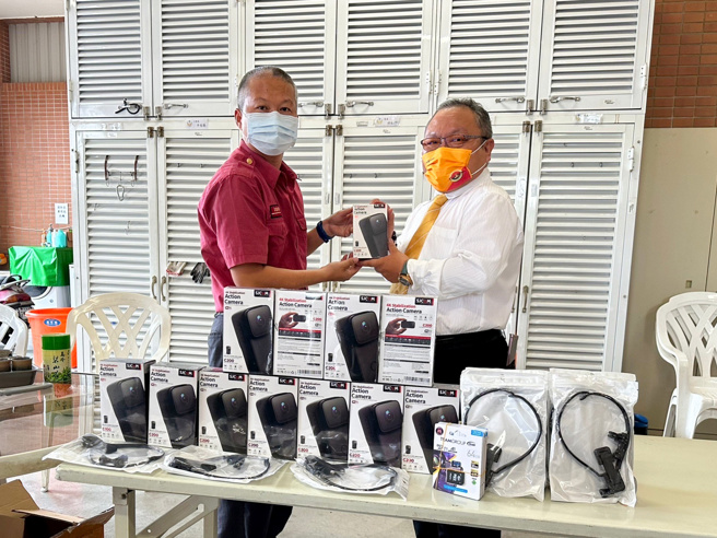 永庆房产集团屏东区四品牌捐赠12台迷你运动相机，作为消防坚实后盾，一起保障台湾人民安全。(图/永庆房产集团提供)