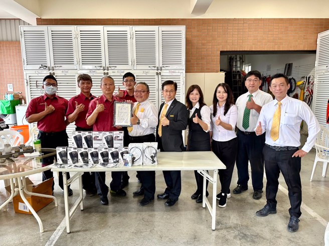 屏东县政府第二大队竹田消防分队颁发感谢状，感谢永庆房产集团屏东区四品牌经管会提升消防救灾能量。(图/永庆房产集团提供)