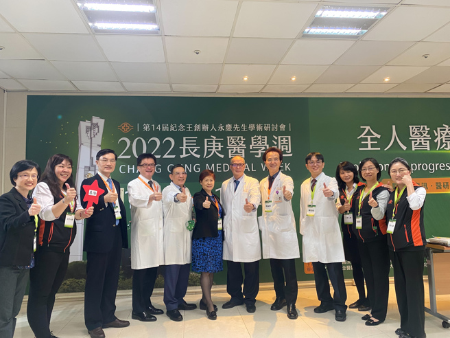 林口长庚院长陈建宗（右六）与基隆、桃园、高雄、土城医院等院区同仁。 ( 图/ 长庚提供)