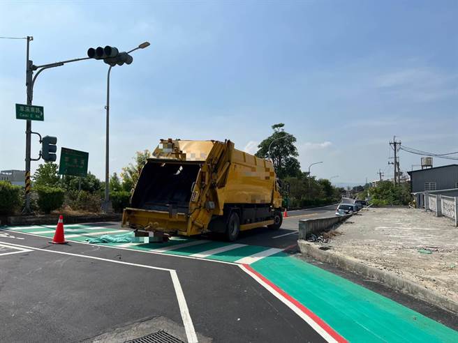 台中市大里區21日上午傳出死亡車禍，雙載機車與垃圾車碰撞，男騎士傷重送醫、女乘客當場死亡。（民眾提供／潘虹恩台中傳真）