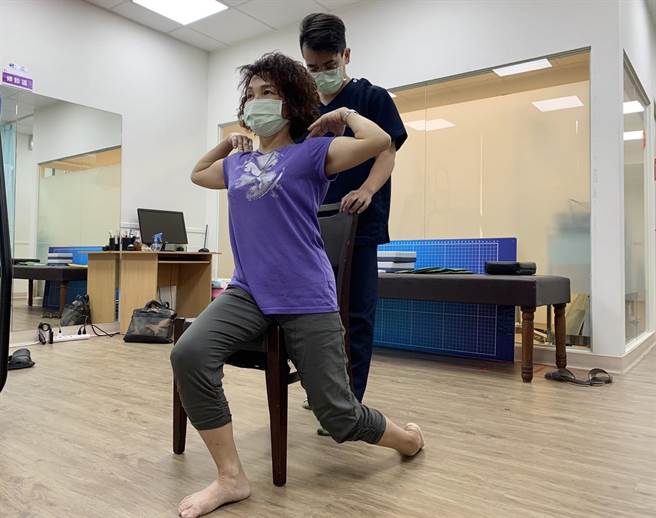 第二式为坐姿，椅子坐一半，吐气，气吸在左侧胸部，左膝往下压，双手肘往左右撑开，上半身由右至左水平侧移。（杨舒婷摄）