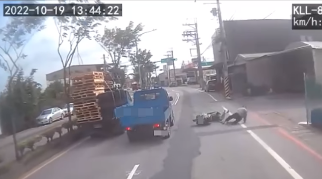 傻眼！桃園小貨車遇碰瓷畫面曝，騎士假摔網笑噴：快去領便當。(翻攝臉書爆料公社)
