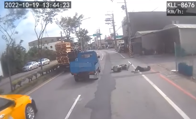 騎士以肉身緊貼逼車，最後還慢動作假摔，過程全被後方行車紀錄器拍下。(翻攝臉書爆料公社)