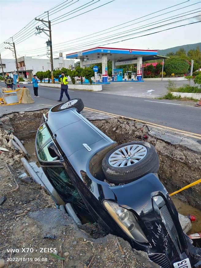 車輛摔落縣道坑，民批爛路、屏縣府稱工程進行中。(滿州義消提供)