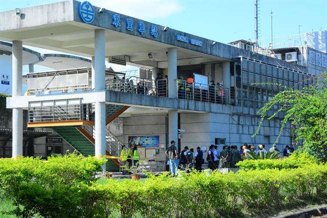 918地震，花莲南区灾情严重，县府今新增5项补贴措施，希望减轻灾区负担。图为当地东里车站也在地震中重创。（王志伟摄）