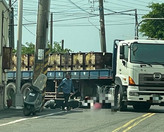 高雄弥陀区发生惊悚车祸！联结车转弯擦撞机车，骑士遭辗惨死轮下。(记者爆料网/自行车纪录器群@119跨群路报共享提供)

