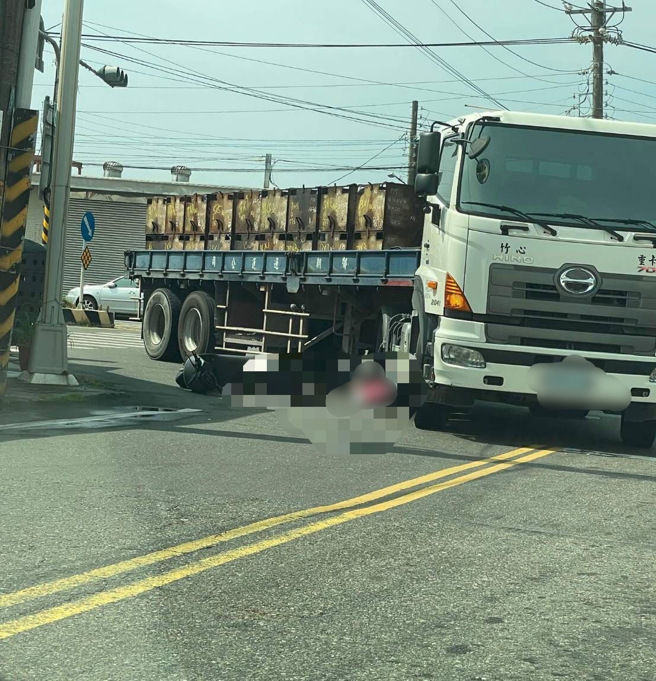 高雄弥陀区发生惊悚车祸！联结车转弯擦撞机车，骑士遭辗惨死轮下。(记者爆料网/自行车纪录器群@119跨群路报共享提供)
