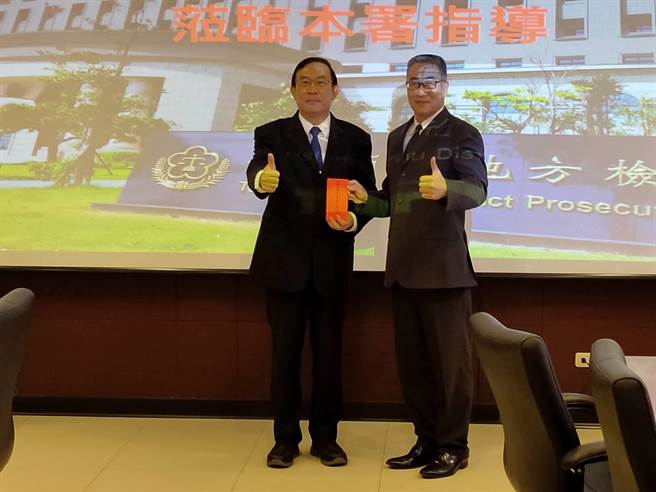 竹检破首起集团买票案，邢泰钊（左）致赠30万元给竹检检察长张介钦（右）（最高检提供）