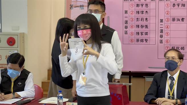 已連任4屆議員的第2選區候選人蔡淑君抽中3號，她表示，自己超愛這個號碼。（李奇叡攝）