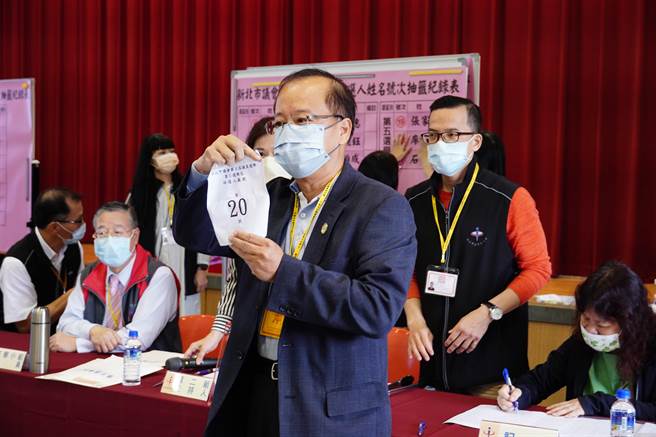 曾擔任6屆議員的第5選區候選人廖裕德則是抽到20號，力求在最多候選人的選區，殺出重圍。（李奇叡攝）