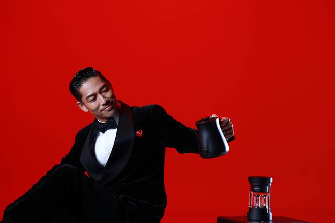 AKIRA透露平时常会跟家人一起去百货公司採购日常用品和小朋友的衣服。（LDH提供）