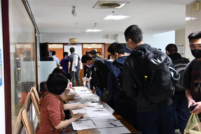 警大毕业生23人、警专毕业生138人今到新北市警察局报到。（新北市警察局提供）