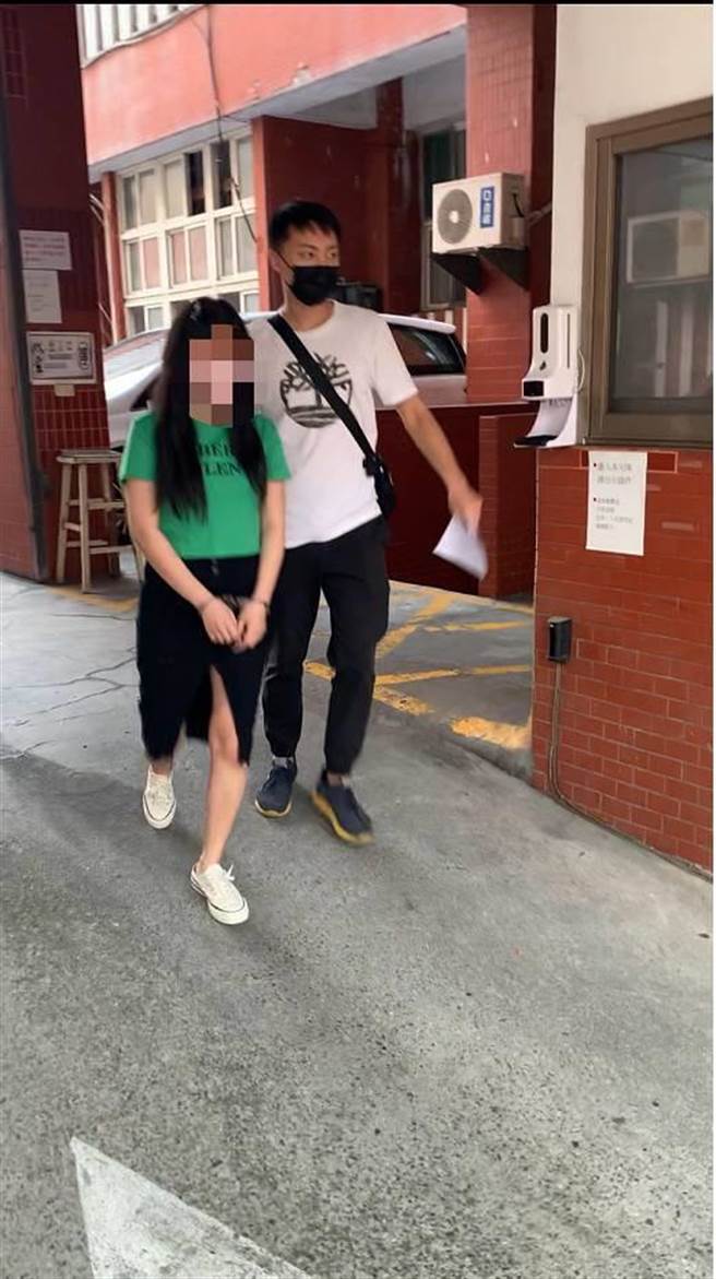 高雄27岁手机行业者萧姓女子，涉嫌当诈骗集团中介遭警查获，依诈欺罪、洗钱防制法等罪嫌移送法办。（翻摄照片／崔正纲高雄传真）