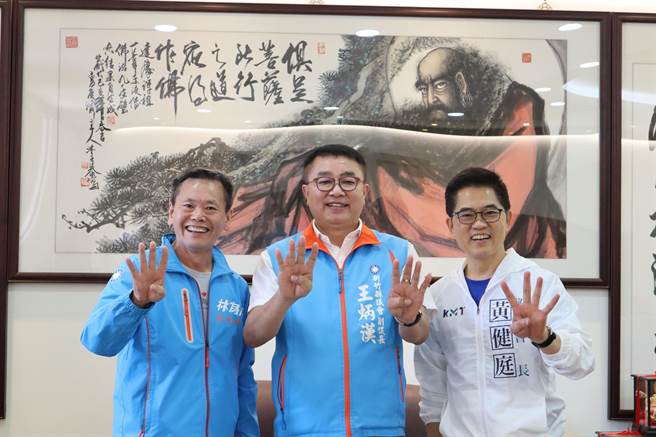 国民党秘书长黄健庭（右）陪同竹北市长候选人林为洲（左一）到竹北市拜访党籍议员代表，首站拜会副议长王炳汉（中）。（邱立雅摄）