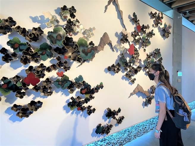 全球四大陶艺双年展之一的台湾国际陶艺双年展「世界的形状－陶艺作为社会新动能」，即日起至明年4月16日将在陶博馆3楼特展室展出，陶博馆也推出「陶艺打气站—动能占卜」线上趣味抽奖活动，参加者有机会抽中限量独家手工好运皂。（蔡雯如摄）