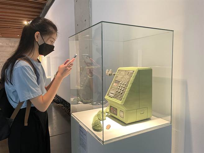 全球四大陶艺双年展之一的台湾国际陶艺双年展「世界的形状－陶艺作为社会新动能」，即日起至明年4月16日将在陶博馆3楼特展室展出，陶博馆也推出「陶艺打气站—动能占卜」线上趣味抽奖活动，参加者有机会抽中限量独家手工好运皂。（蔡雯如摄）