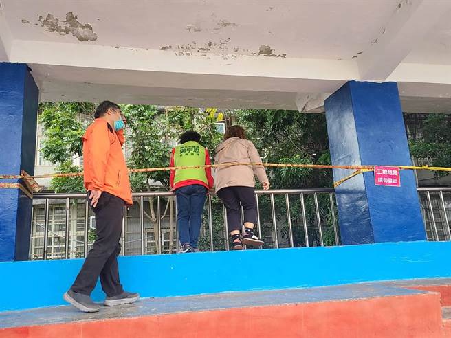 新北市教育局表示，5月26日获知八里国小的排水箱塌陷后，随即指示校方注意师生安全，并先用警示标志围起来。(黄敬文翻摄)