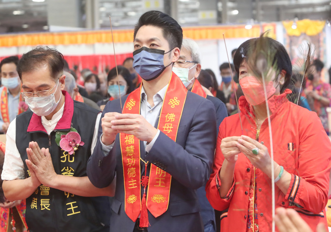  國民黨台北市長候選人蔣萬安21日出席台灣媽祖聯誼會「2022十方圓融消災祈福大法會」，手持香火為台灣消災祈福。（鄭任南攝）