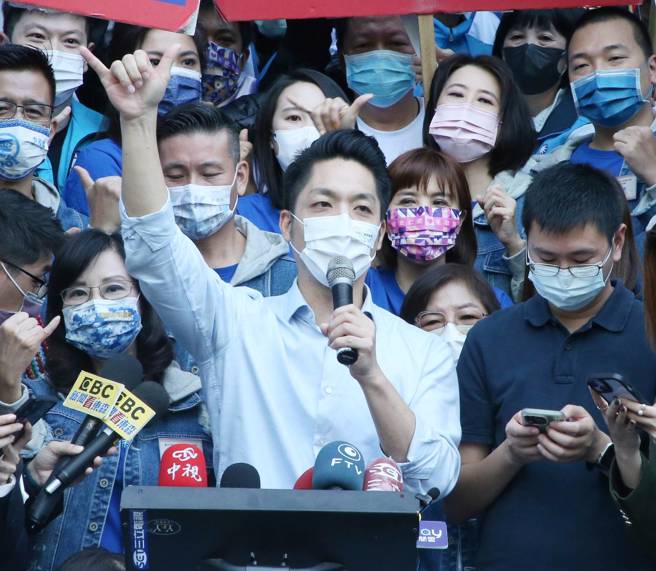 台北市选委会21日举行市长候选人抽籤，国民党候选人蒋万安（前中）抽到6号。（赵双杰摄）