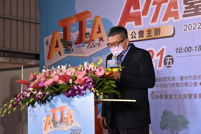 台中市旅行商业同业公会理事长冯国丰说，这次展出除了有眾多旅行社业者，还有交通部观光局各处及各县市伴手礼区，更有国际观光单位参加。（潘虹恩摄）