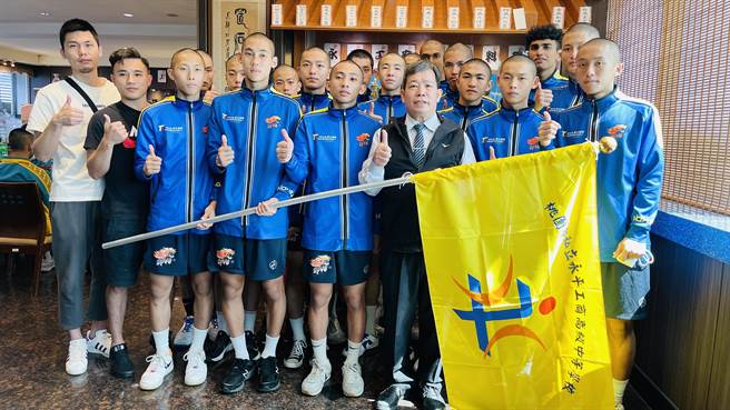 桃园市永平工商餐饮科设计应援餐，为即将出征HBL高中篮赛甲级资格赛的篮球队打气。（蔡明亘摄）