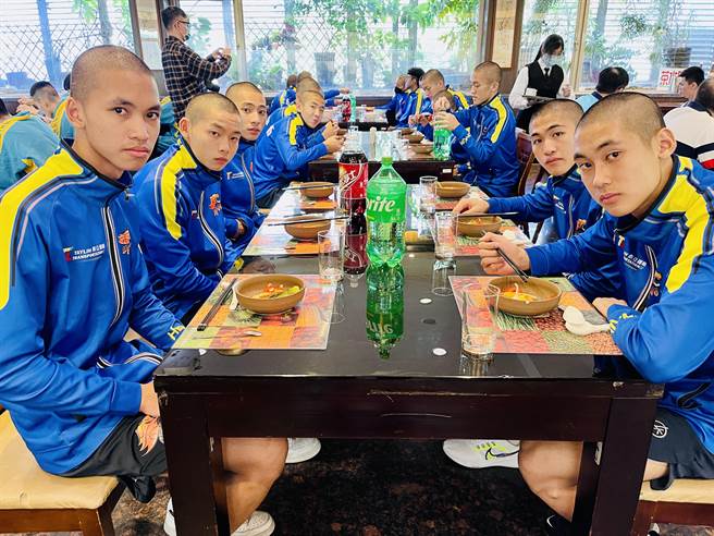 永平工商篮球队45名球员今午在校园内餐厅享用赛前应援餐。（蔡明亘摄）