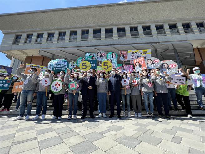 民進黨新竹市長候選人沈慧虹與同黨市議員、議員候選人「新新竹隊」集結，立院總召柯建銘和前市長林智堅都陪同出席。（王惠慧攝）