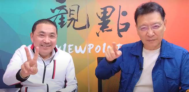 市長選舉號次抽到2號，侯友宜在節目中也不忘比出2的手勢，呼籲支持者出來投票。（擷取自網路）