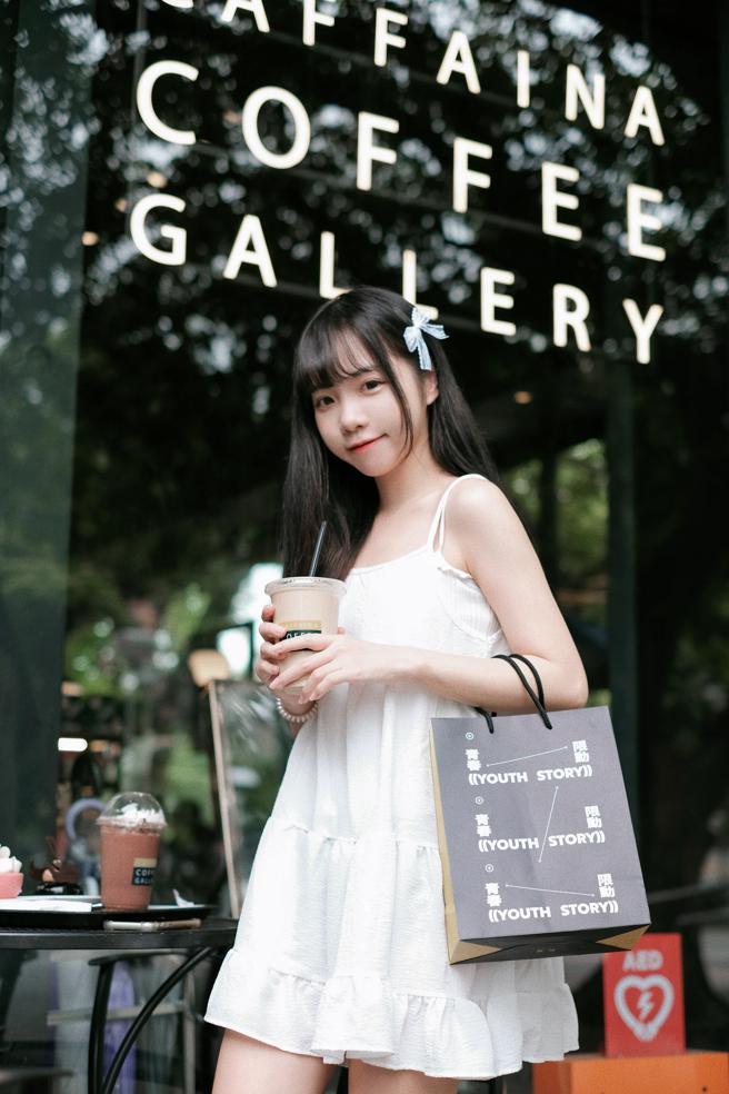 青年局与「卡啡那caffaina」合作推出青春限动联名款包装。(高雄市青年局提供)
