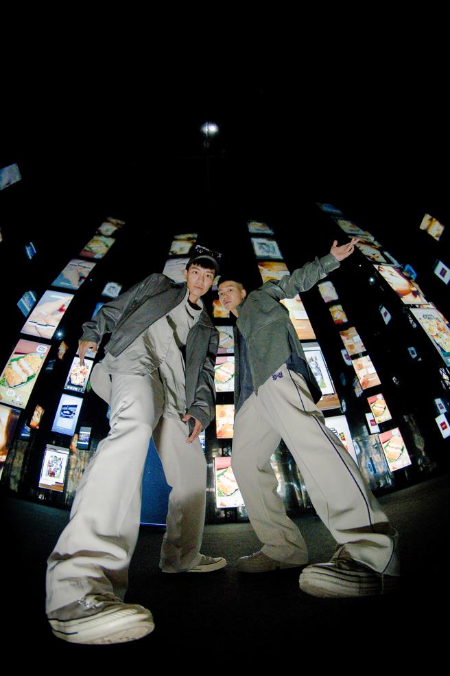 双生过日子的Yin&Yei快闪设计中岛栈5库〈不朽青春〉与栈6库〈青春限动〉展区。(高雄市青年局提供)