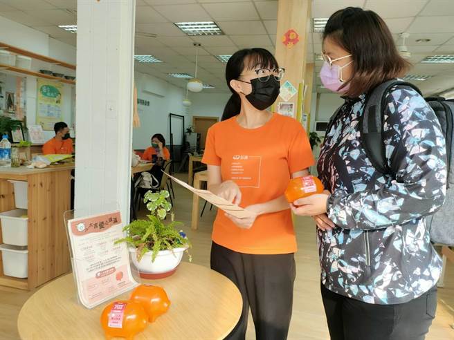 弘道老人福利基金会屏东服务处发起月捐500元爱心挺爷奶，盼大家一同照顾在地老人家。（谢佳潾摄）