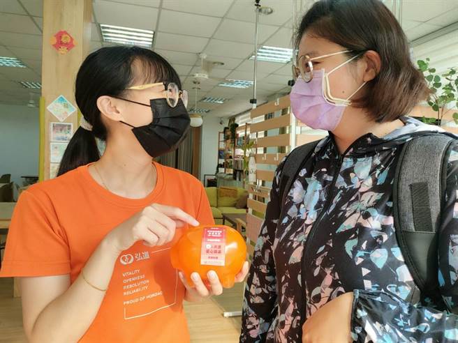弘道老人福利基金会屏东服务处发起月捐500元爱心挺爷奶，盼大家一同照顾在地老人家。（谢佳潾摄）