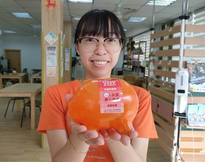 弘道老人福利基金会屏东服务处发起月捐500元爱心挺爷奶，盼大家一同照顾在地老人家。（谢佳潾摄）