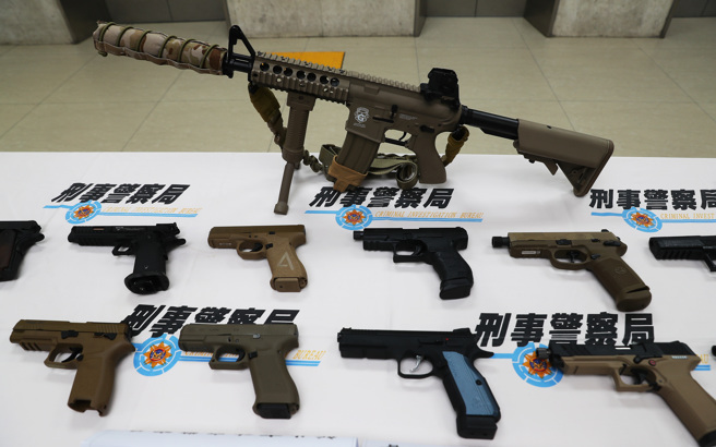 111年第四次全國同步掃黑、肅槍行動成果記者會21日舉行，現場擺設查獲的各式改造槍械。(季志翔攝)