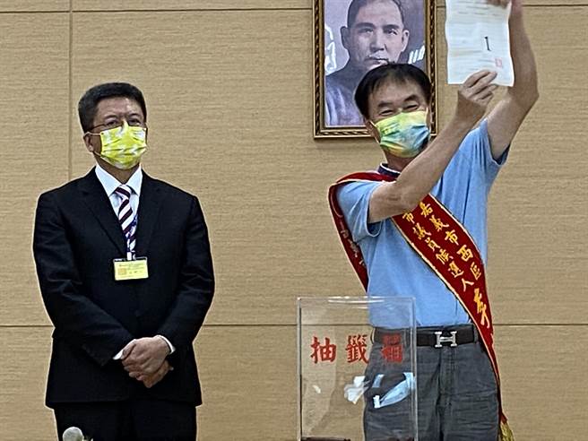 李忠曆議員興奮脫口喊出「籤王1號」。（廖素慧攝）