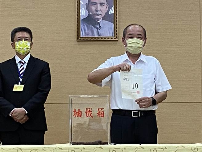 嘉義市議長莊豐安抽到10號。（廖素慧攝）