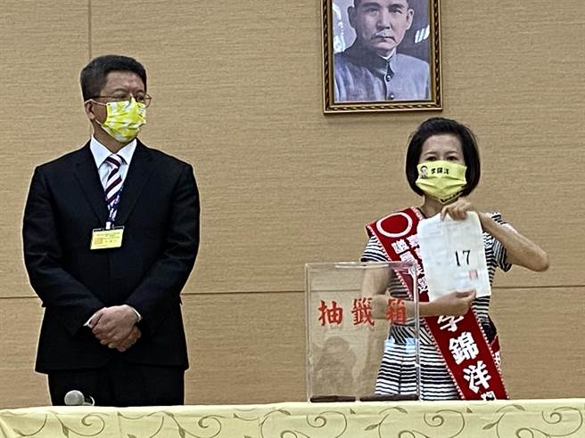 李姓議員候選人由妻子代為抽出號次。（廖素慧攝）