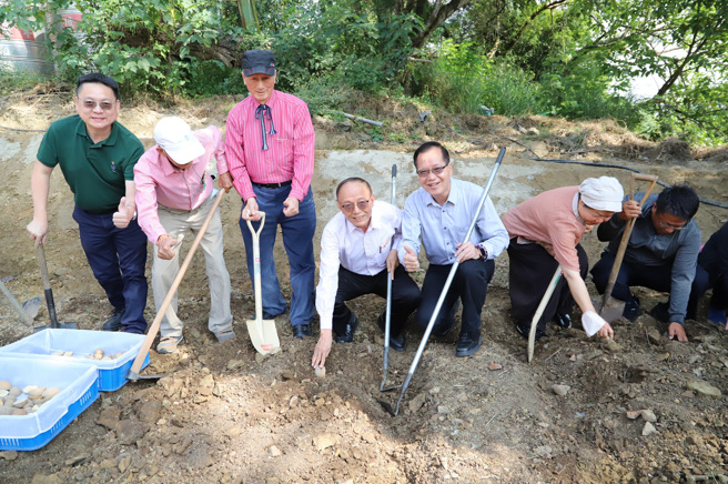 南华大学推展永续农业，林聪明校长(中)与林辰璋副校长(右3)、科技学院陈柏青院长(左1)。(照片/南华大学提供)