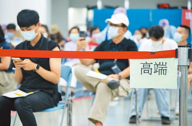 李秉颖表示，免疫系统有调节机制，当不停地受到疫苗或病毒刺激时，会有一个「天花板」，达到一定程度就不会再往上升。图为民眾打疫苗的画面。（本报资料照片）