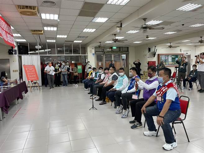 九合一选举议员号次抽籤较以前快速许多，不到十分钟就已经结束。（李俊淇摄）