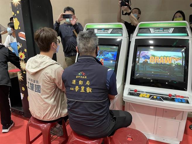台中电竞嘉年华21日在弘光科大开场，局长李昱叡、市议员江肇国体验快打旋风。（民眾提供／陈淑娥台中传真）