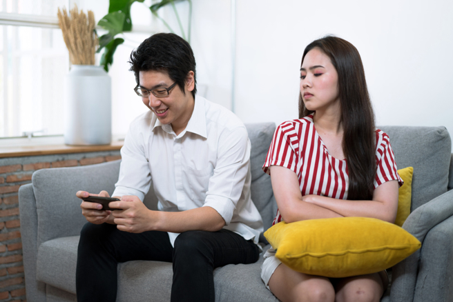 全职妈妈抓包老公外遇想离婚，律师发长文劝世。（图／shutterstock）