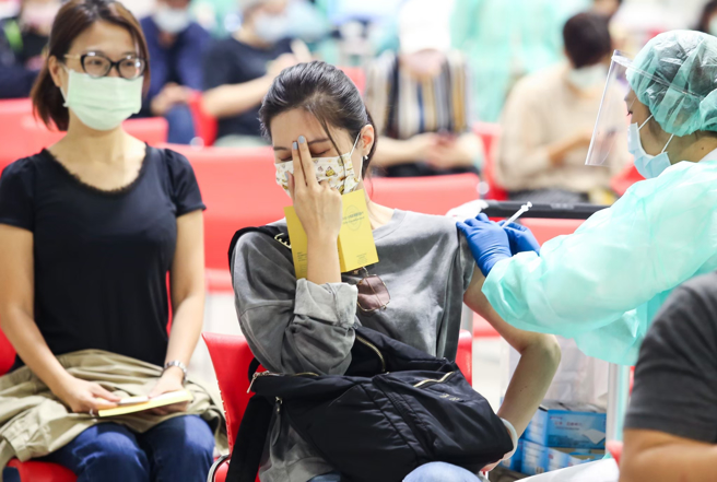 次世代疫苗開打1個月，累計接種人次突破百萬，台中市接種率10.7％居全國各縣市之冠。（資料照／陳俊吉攝）