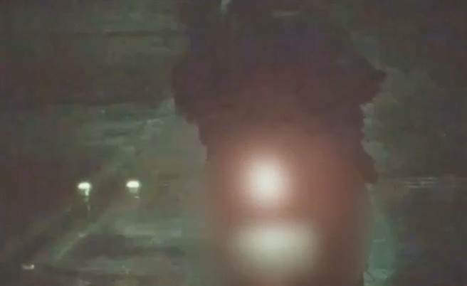 桃园市郑姓女子16日在台7线失联，目前尚未寻获，图为她15日晚间10时许行骑乘机车画面。（翻摄照片／李忠一宜兰传真）