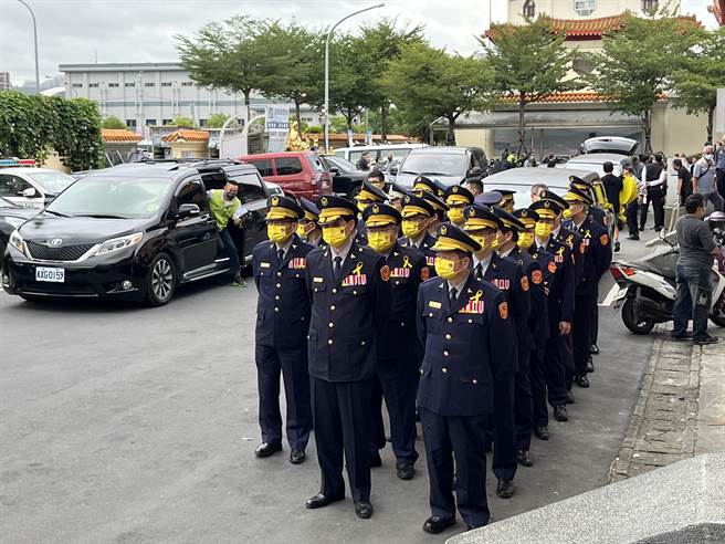 新北市三重警分局大同派出所警员苏文明从警29年，9月29日凌晨处理忠孝码头救护案时突感身体不适，未料就医完毕返家休养一日后仍不幸离世，享年48岁；21日举办告别式，新北市政府警察局长黄宗仁亲自赶赴现场致意，并率队为苏文明送上最后一程。(三重警分局提供)