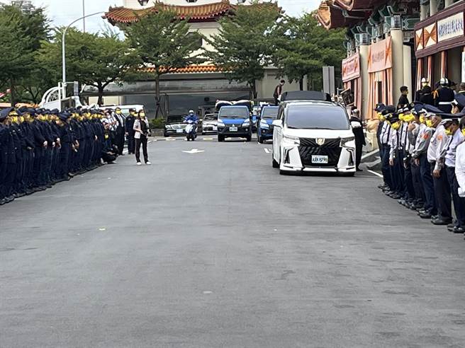新北市政府警察局长黄宗仁不舍同仁积劳成疾，亲率副局长及所属分局分局长等人前往悼念慰问家属，泪送苏文明最后一程。(三重警分局提供)