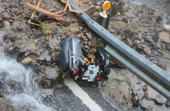 宜警在18日上午11时06分，台7线约70.3K处，发现失联郑女的机车遭土石掩埋，却无郑女踪迹。（宜兰县消防局提供／吴佩蓉宜兰传真）
