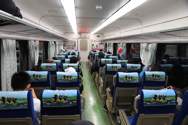 一名网友在火车上目击家长给孩子的震撼教育，不禁大讚「这招够狠」。（示意图／shutterstock）