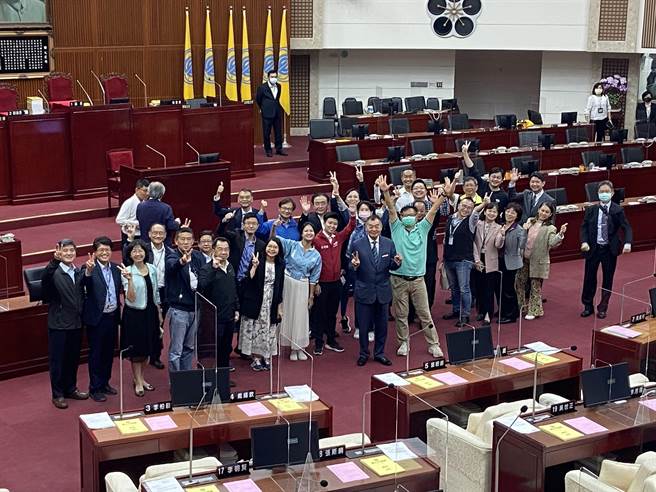 台北市政府明年度總預算21日下午於議會三讀通過，市府首長與議會同仁拍下「畢業照」。（陳薏云攝）